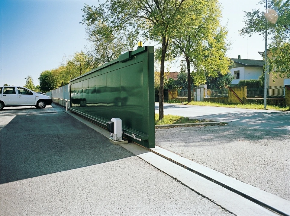Personne en voiture utilisant une télécommande depuis la fenêtre conducteur pour ouvrir un portail de garage ou d'entrepôt industriel